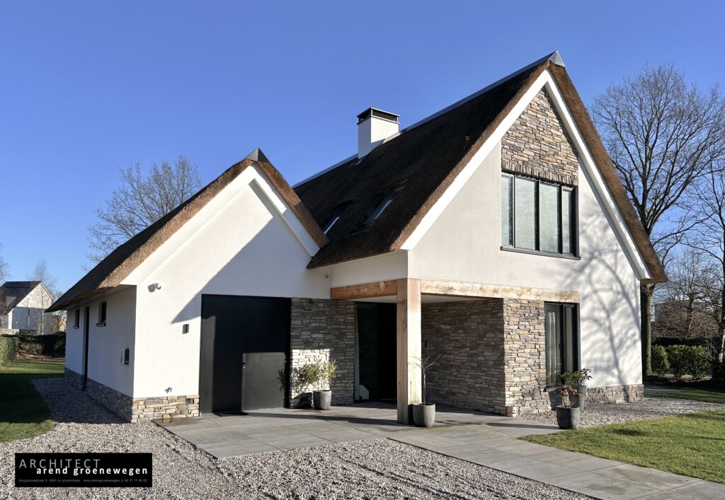 Woning rieten kap natuursteen Arend groenewegen architect